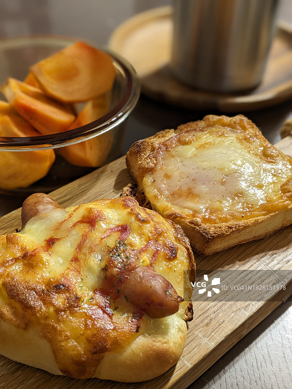 桌子上面包的特写图片素材