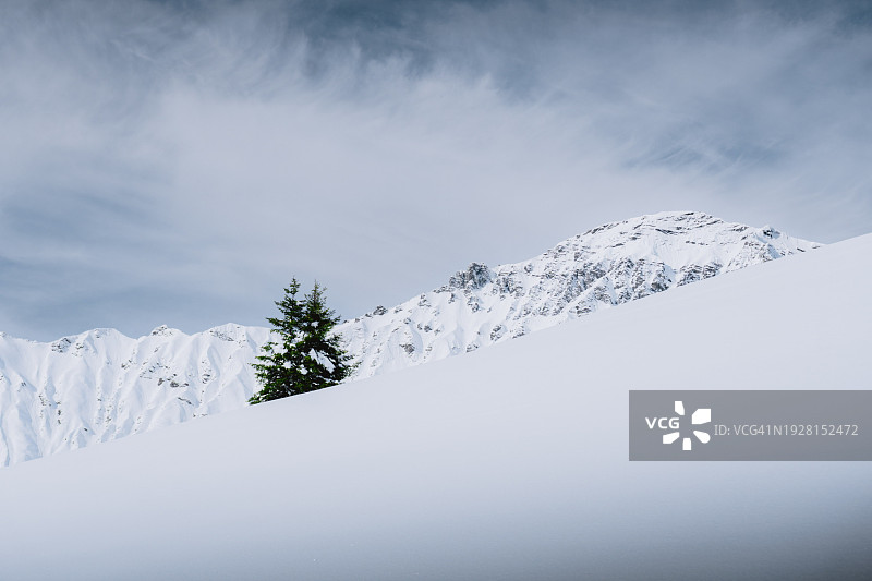 瑞士阿德尔博登的雪山美景图片素材