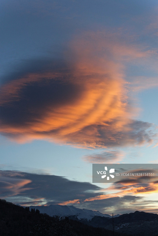 风景轮廓上空的壮丽天空景色图片素材