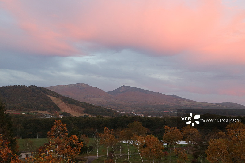 日落时天空映衬下的风景图片素材