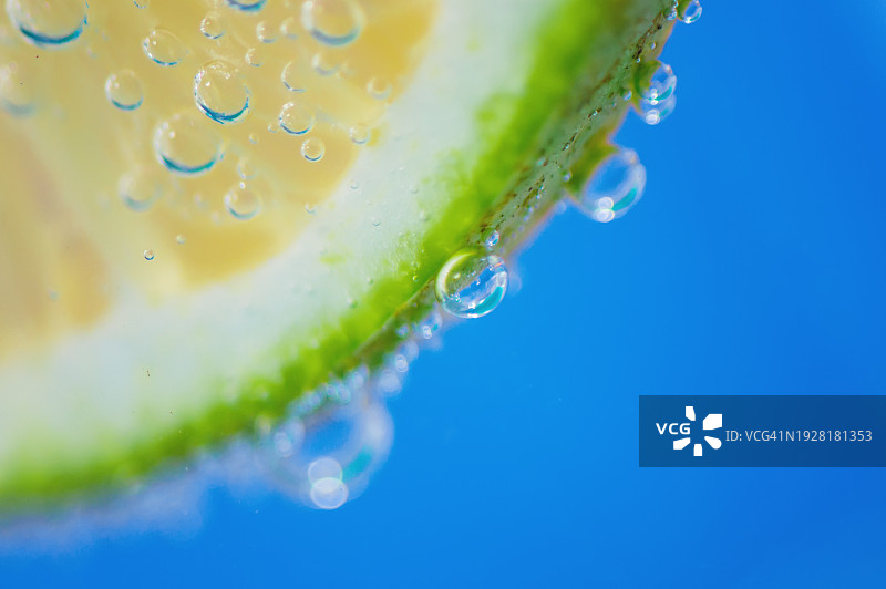 苏打水中柠檬片的特写镜头图片素材