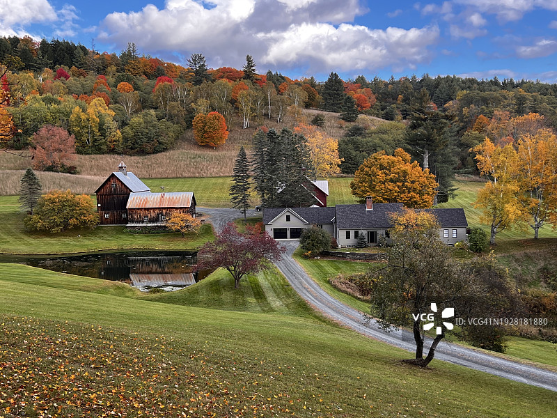 美国佛蒙特州波姆弗雷特秋季的树木和房屋图片素材