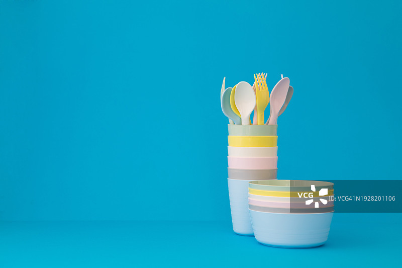 蓝色背景下的彩色容器特写图片素材