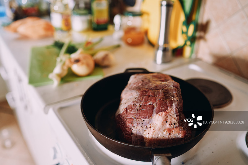 烹饪锅里的肉类特写图片素材