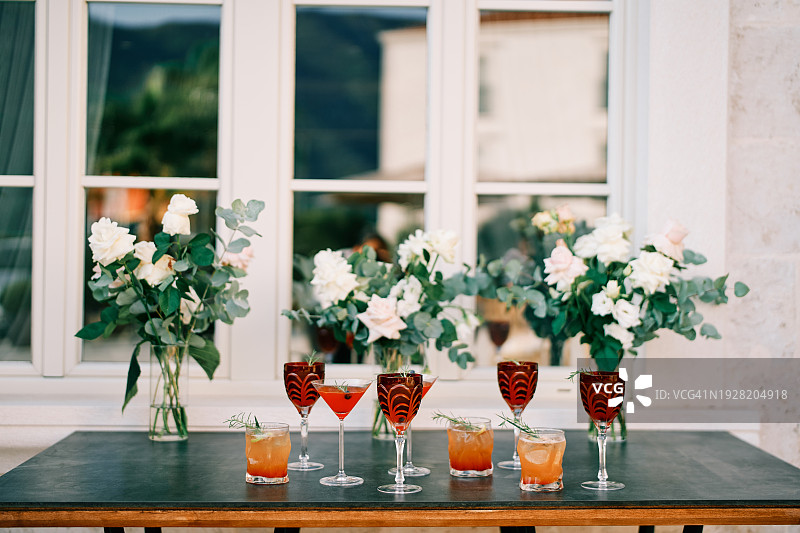 桌子上花瓶里的花的特写图片素材