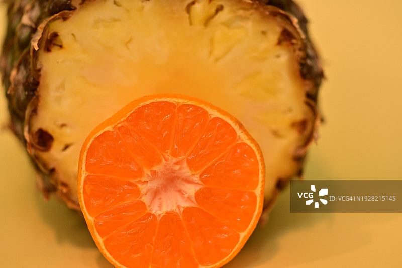 橙色背景上的橙子切片特写图片素材