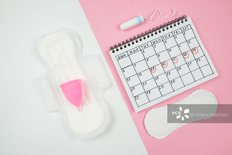 俯视拍摄的桌面上的物品图片素材