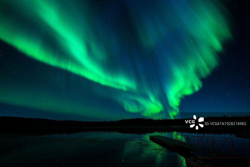 夜空中湖面上的北极光风光图片素材