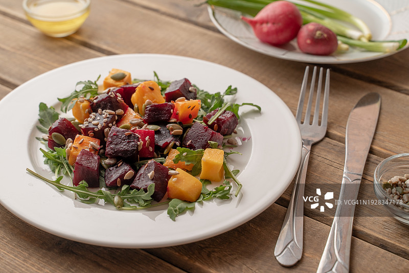 俄罗斯莫斯科，餐桌上盘子里的沙拉高角度视图图片素材