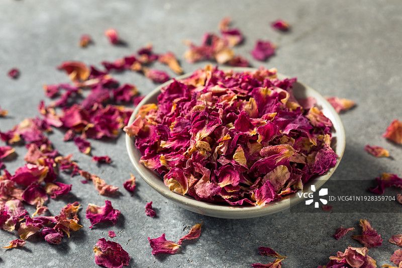 美国桌子上碗里的红色花瓣特写图片素材