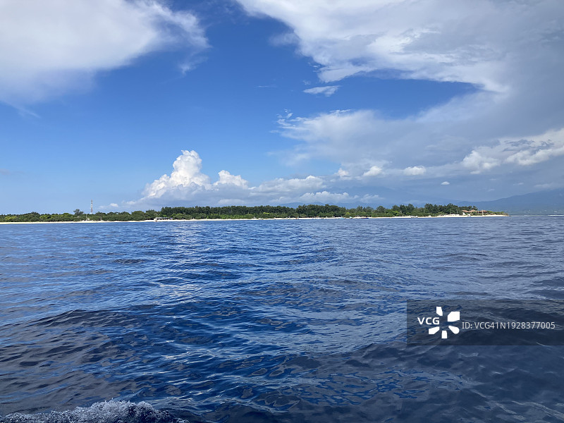 大海对着天空的美景图片素材