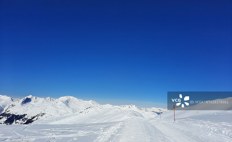 白雪皑皑的群山映衬着湛蓝的天空图片素材