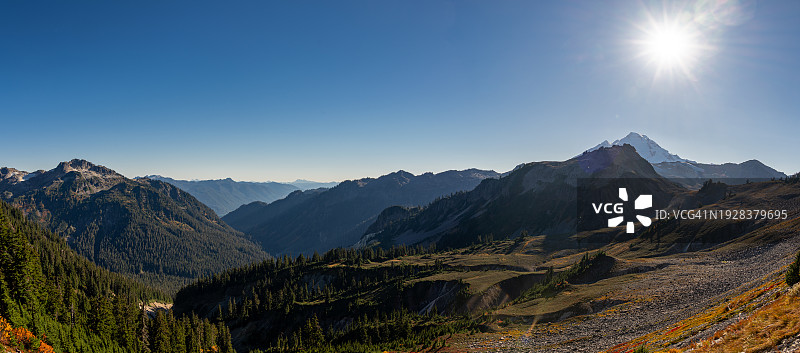 美国华盛顿州的晴空山景图片素材