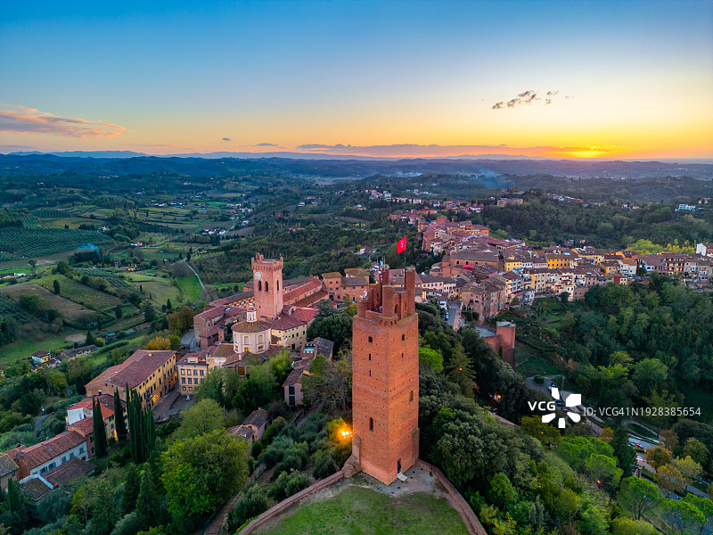 无人机拍摄的圣米尼亚托托斯卡纳小镇图片素材