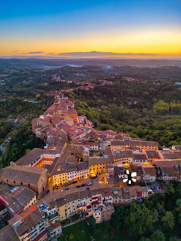 无人机拍摄的圣米尼亚托托斯卡纳小镇图片素材