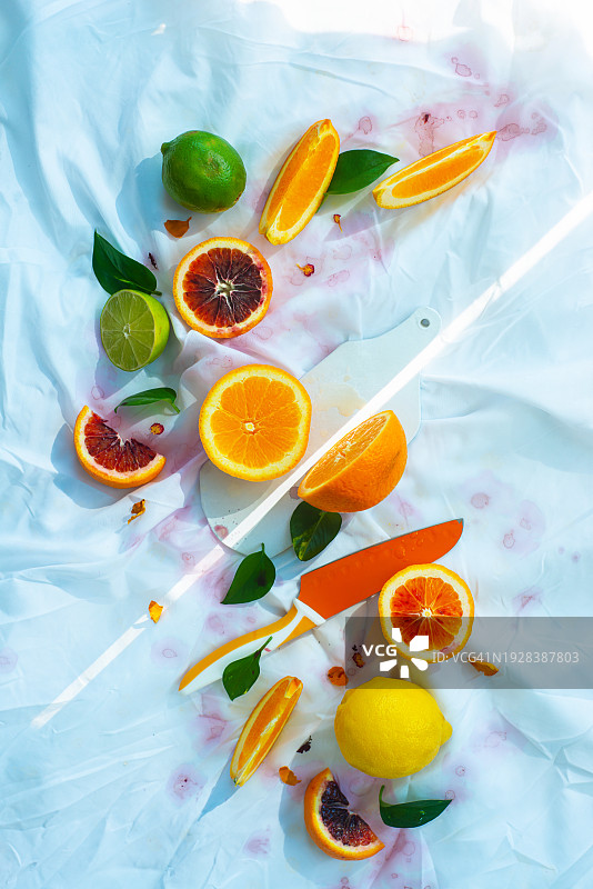 白色桌布上的柑橘切片与光线图片素材