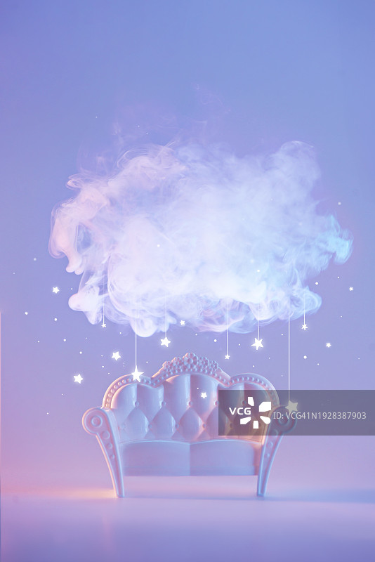 带有白色沙发、云朵和星星的梦幻般的超现实房间图片素材