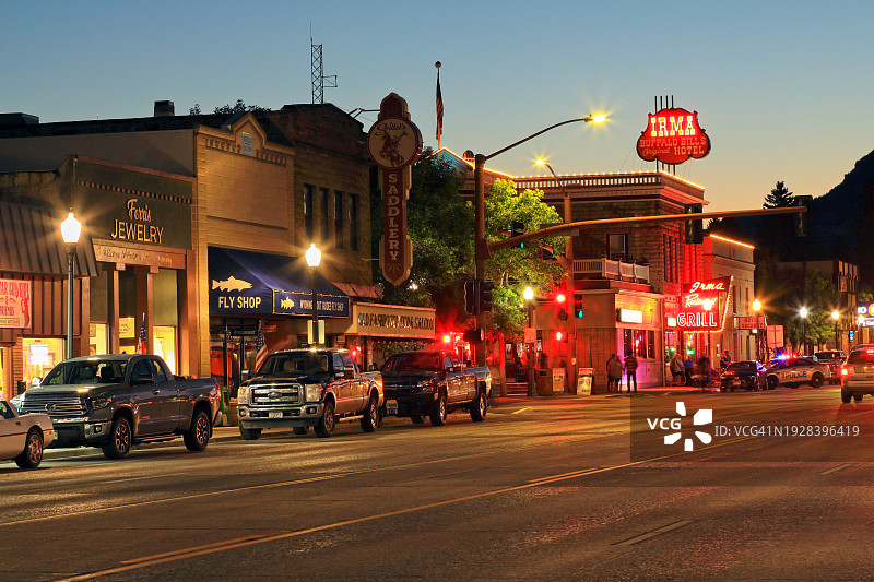 美国怀俄明州科迪 - 2023年9月：黄昏时的布法罗比尔斯艾尔玛酒店图片素材