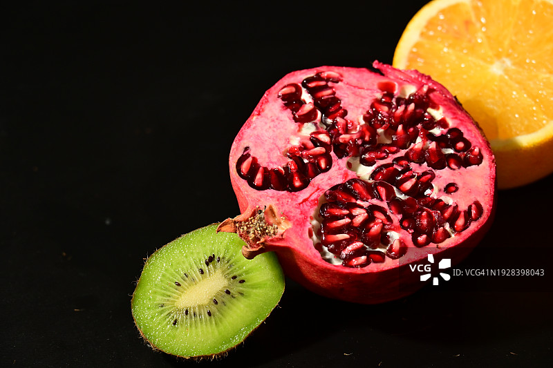 黑色背景上的水果特写图片素材