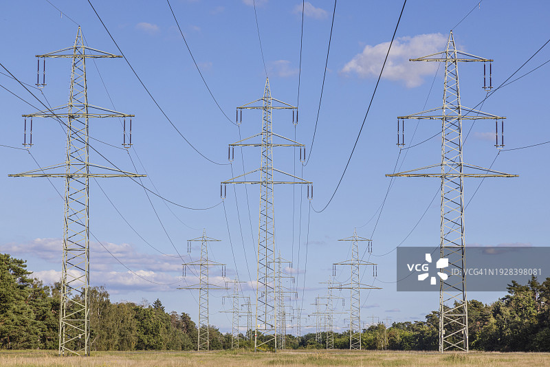 仰视田野上的电塔图片素材