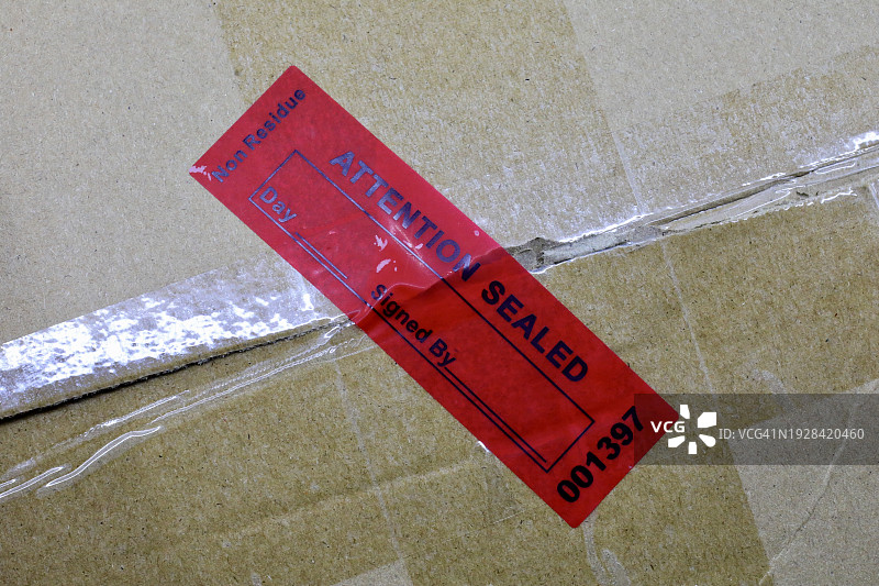 封闭盒子上的防篡改密封图片素材