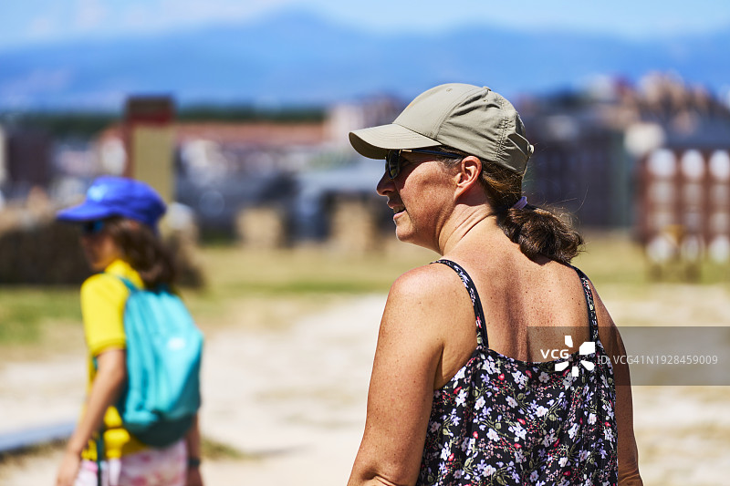 休闲装女子远眺城市徒步背影图片素材