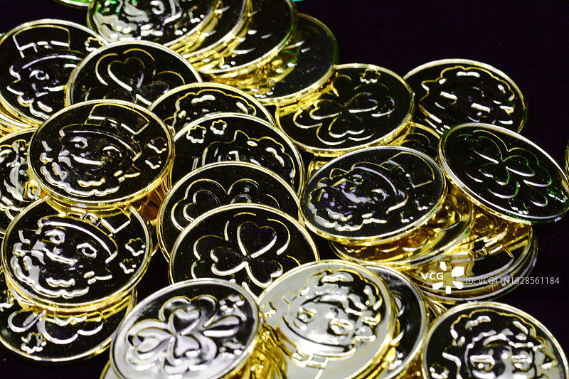 三叶草和矮精灵金币图片素材