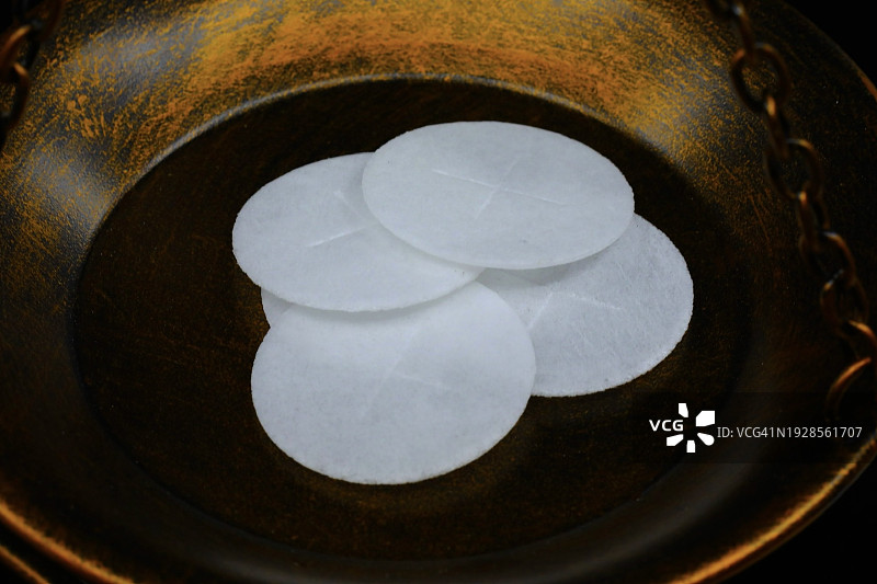 教堂里用于庆祝基督最后晚餐的教堂面包片图片素材