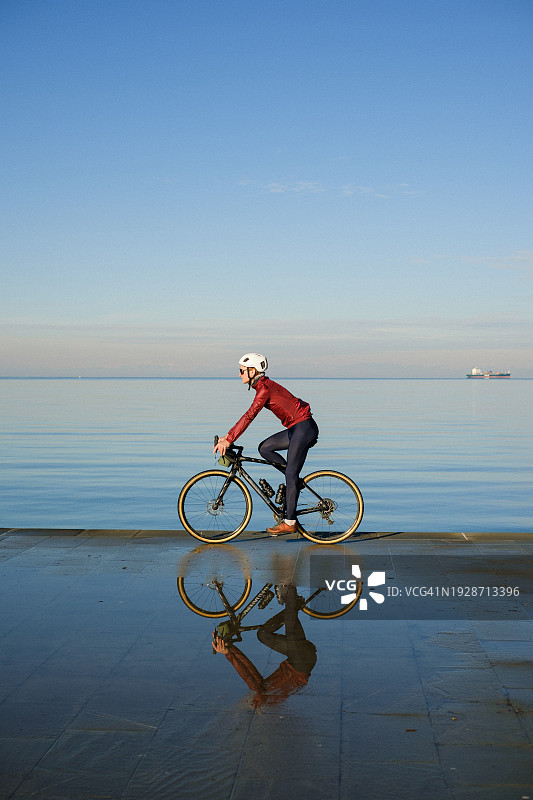 骑自行车穿过托斯卡纳乡村的年轻男人图片素材