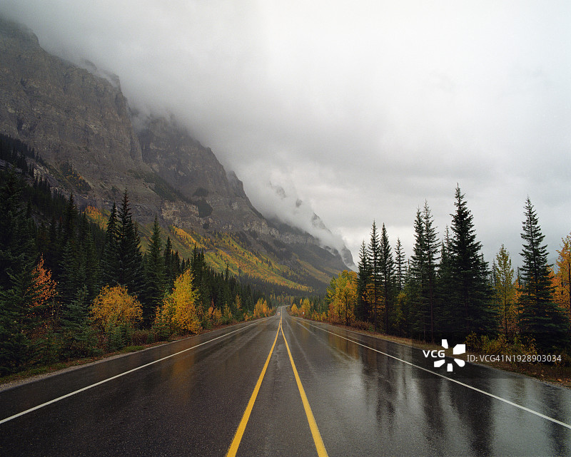 从加拿大艾伯塔省冰原公路中间俯瞰图片素材