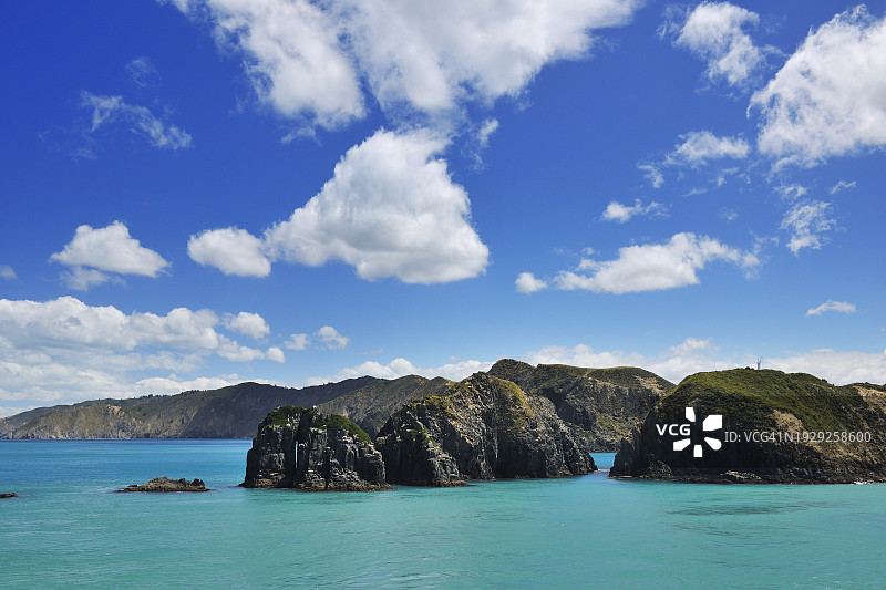 新西兰南岛马尔堡安德伍德港的夏日海岸线图片素材