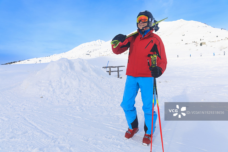 积极的生活方式：重要的老年男人肖像。快乐的滑雪者在阳光明媚的滑雪胜地享受滑雪。白雪皑皑的多洛米蒂超级滑雪区，意大利滑雪胜地，欧洲图片素材