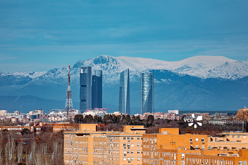 马德里天际线和瓜达拉马雪山图片素材