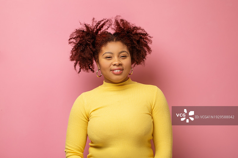 美丽多元女性模特的彩色工作室肖像图片素材