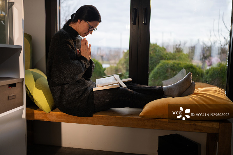 女人在家祈祷图片素材