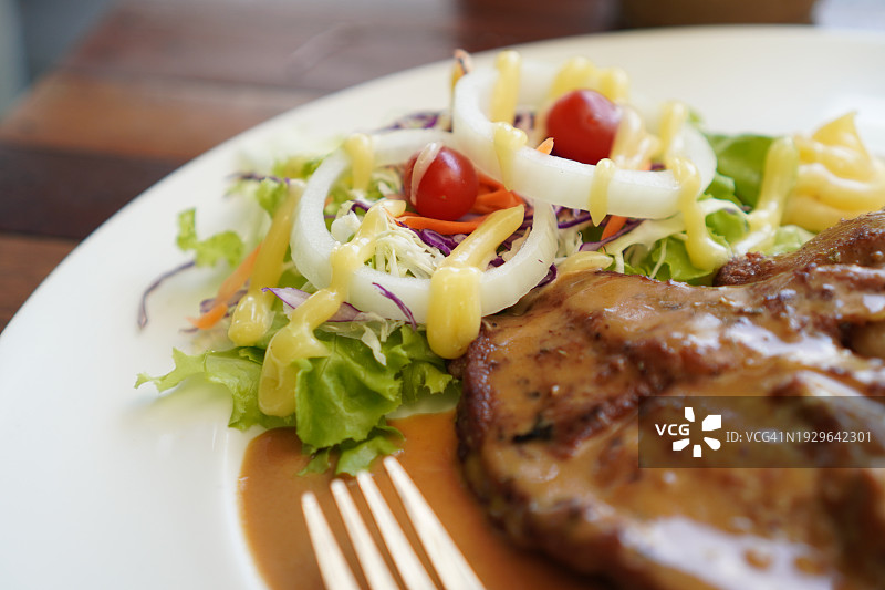 猪肩肉排配蔬菜沙拉图片素材
