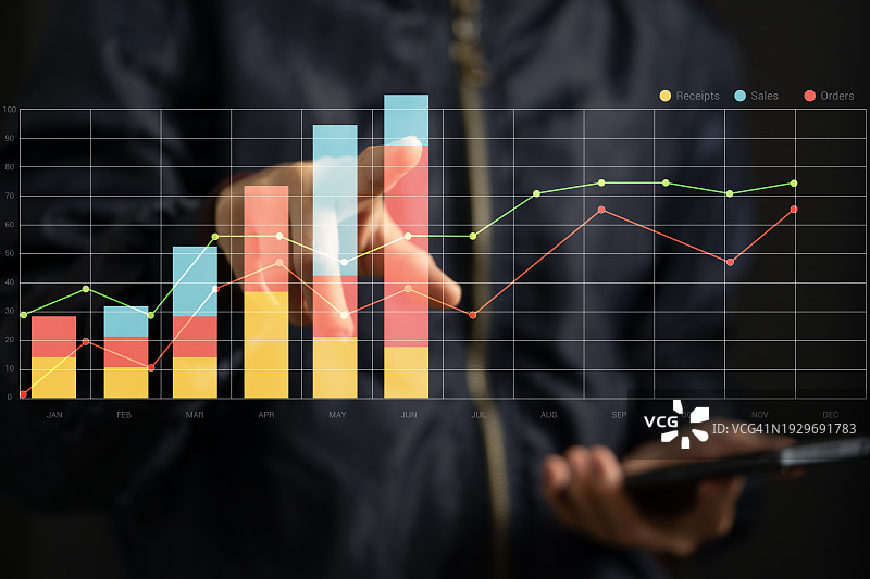 关注投资增长的女商人图片素材