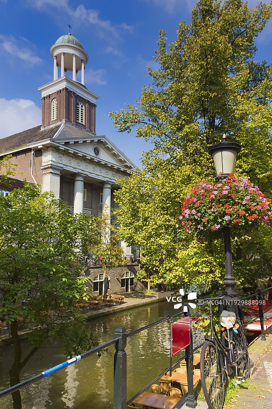 乌得勒支老运河上的圣奥古斯丁教堂图片素材