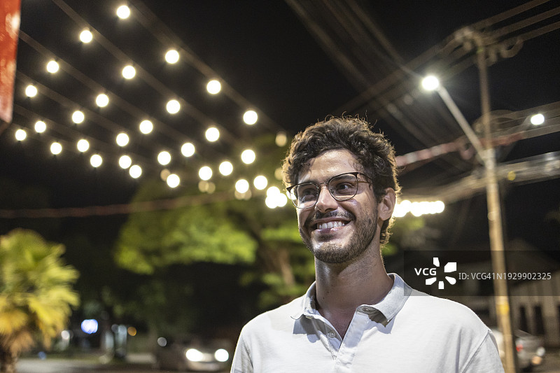 在灯火通明的城市环境中的男人图片素材