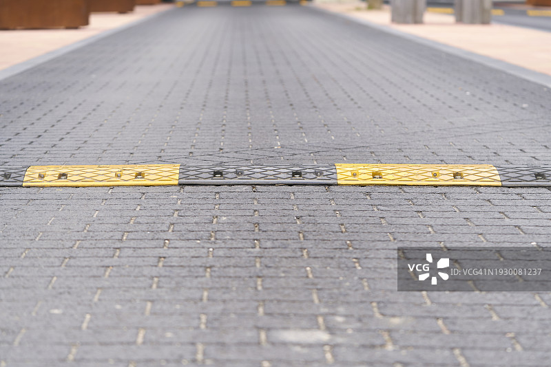 街道上黄色减速带正面图图片素材