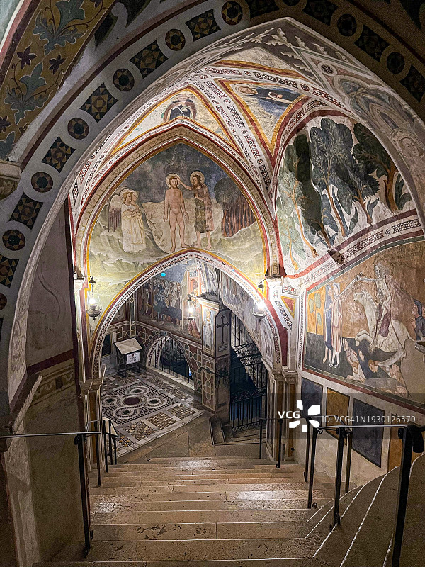 罗马苏比亚科圣本笃修道院楼梯上的壁画图片素材