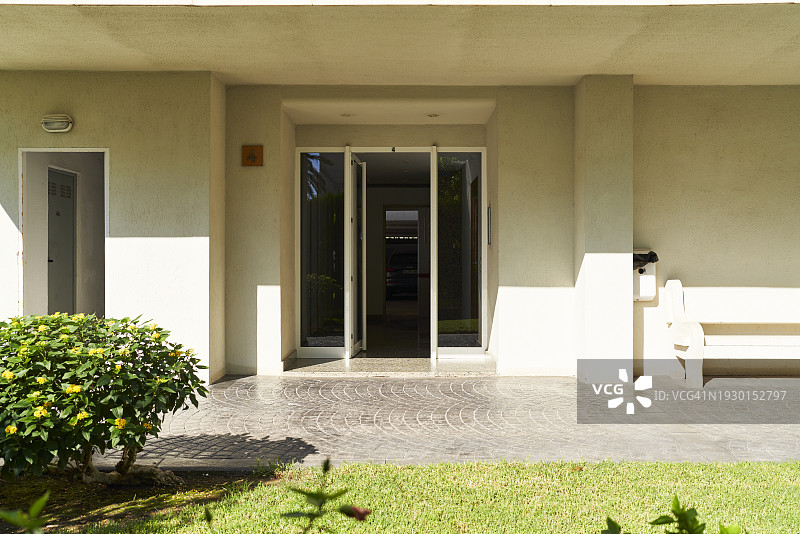 酒店入口正面景观，门已关闭，花园周围无人图片素材