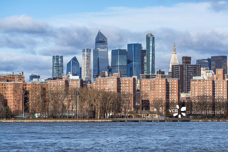 从布鲁克林看哈德逊城市广场的天际线图片素材