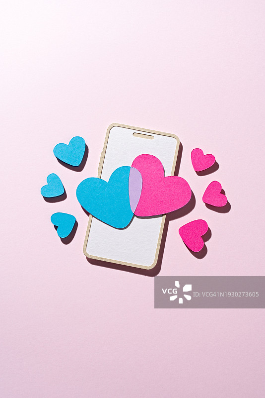 通过智能手机在线约会的心动瞬间图片素材