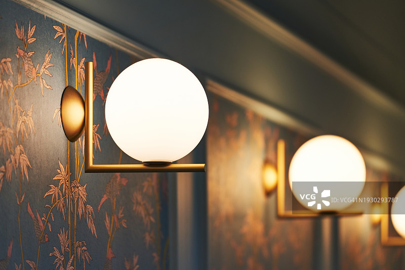 酒店装饰墙上一排夜灯的侧视图图片素材