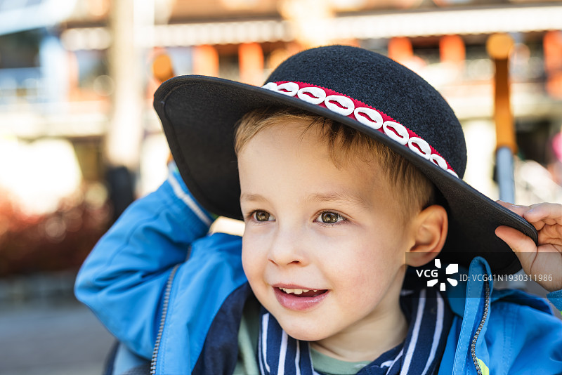 在扎科帕内戴传统帽子的可爱小男孩图片素材