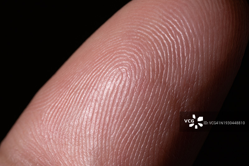 黑色背景上的指纹图片素材