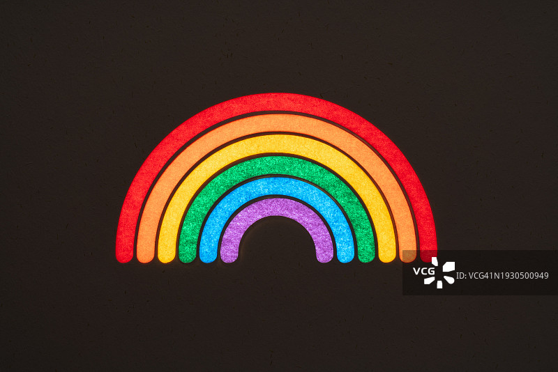 黑暗中发光的彩虹，纸工艺品图片素材