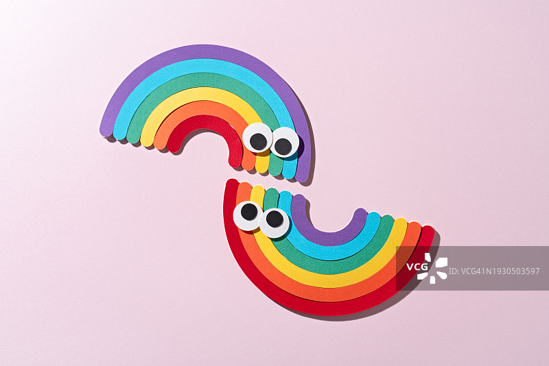 纸艺卡通彩虹与大眼睛互相看着图片素材