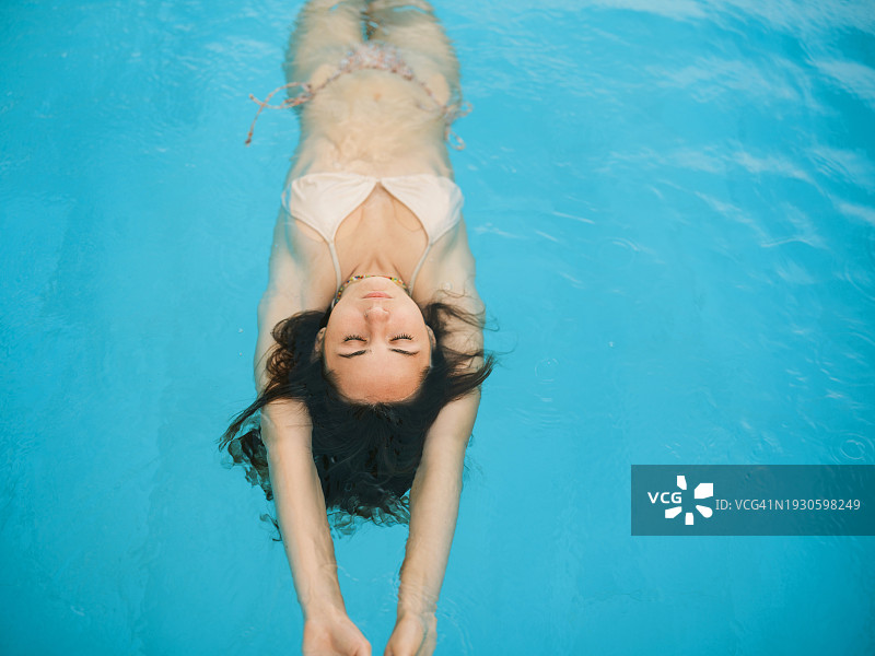 泳池中仰躺的女人肖像图片素材